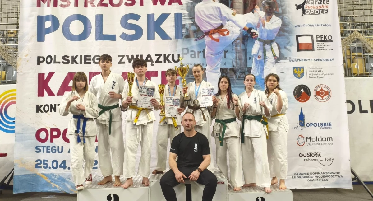 Sporty walki, Zawodnicy Kościerzyny medalami Mistrzostwach Polski Karate Kontaktowego - zdjęcie, fotografia