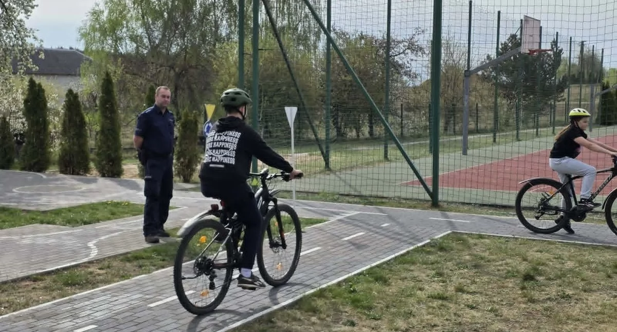 Szkoły podstawowe, Uczniowie Kalisza Kaszubskiego walczyli kartę rowerową - zdjęcie, fotografia