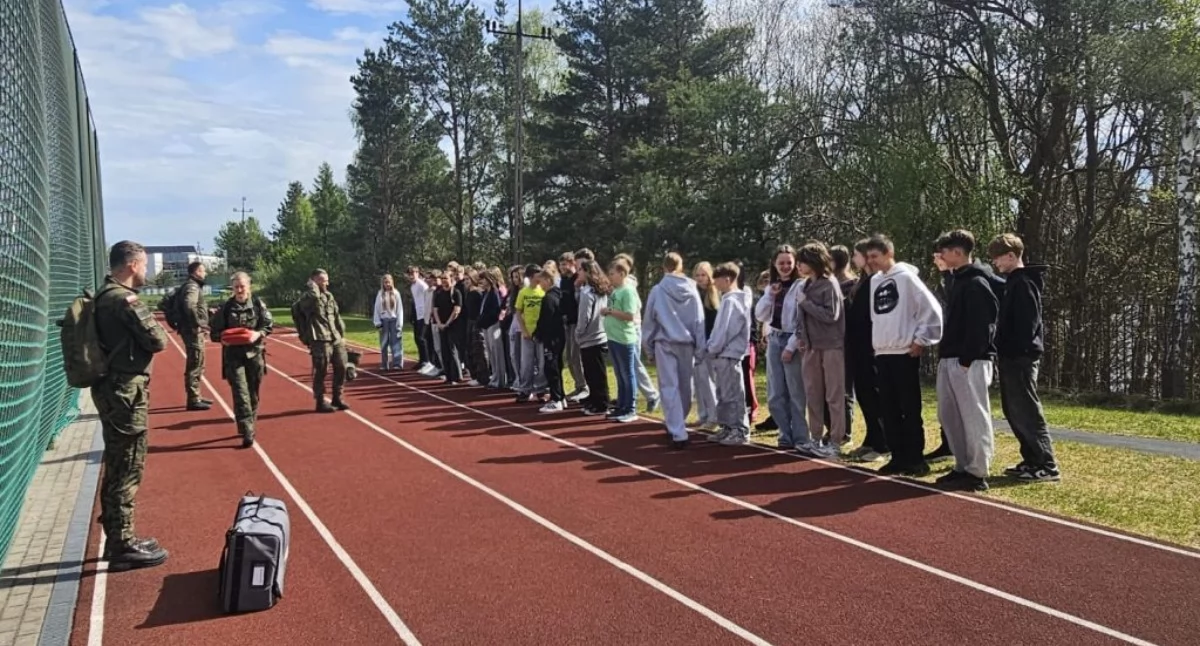 Szkoły podstawowe, Żołnierze uczyli pierwszej pomocy Wyjątkowe zajęcia szkole Łubianie - zdjęcie, fotografia