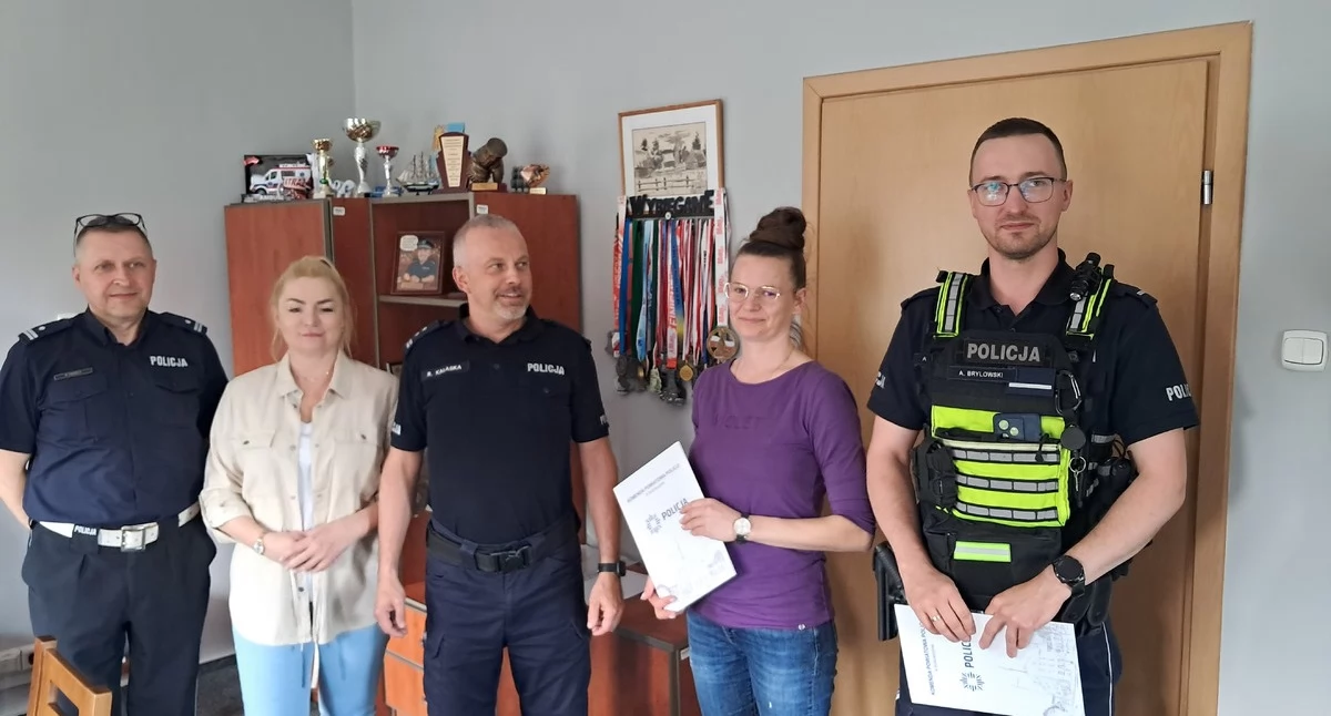 Policja, Awanse kościerskiej policji dwoje funkcjonariuszy mianowanych sierżantów - zdjęcie, fotografia