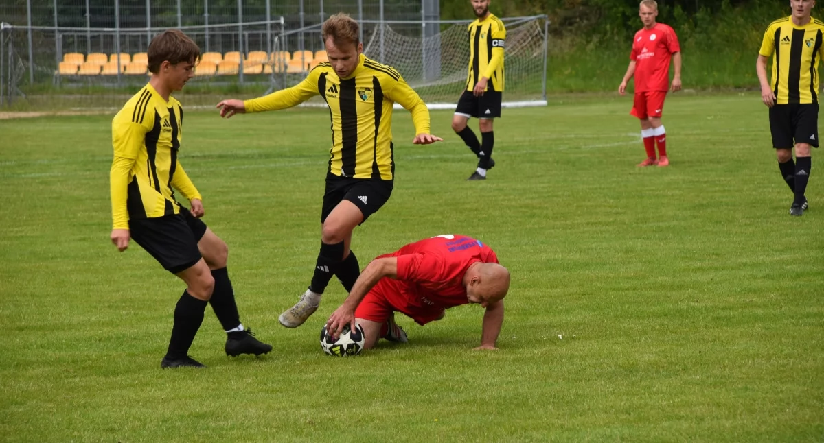 Piłka nożna, Derby pożegnanie sezonem powiecie kościerskim - zdjęcie, fotografia