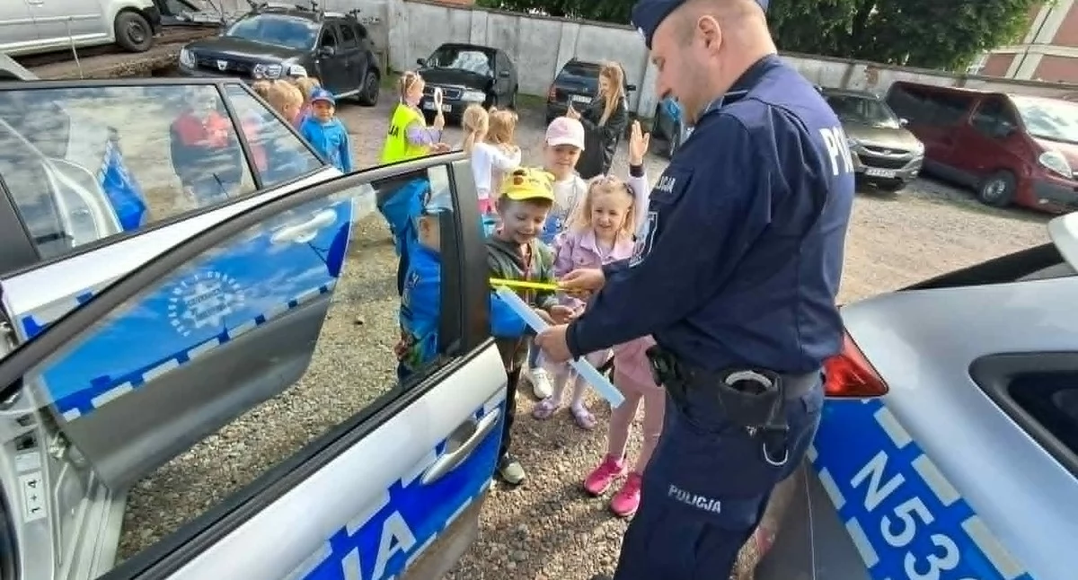 Policja, Policjanci odsłonili dzieciom kulisy swojej służby - zdjęcie, fotografia