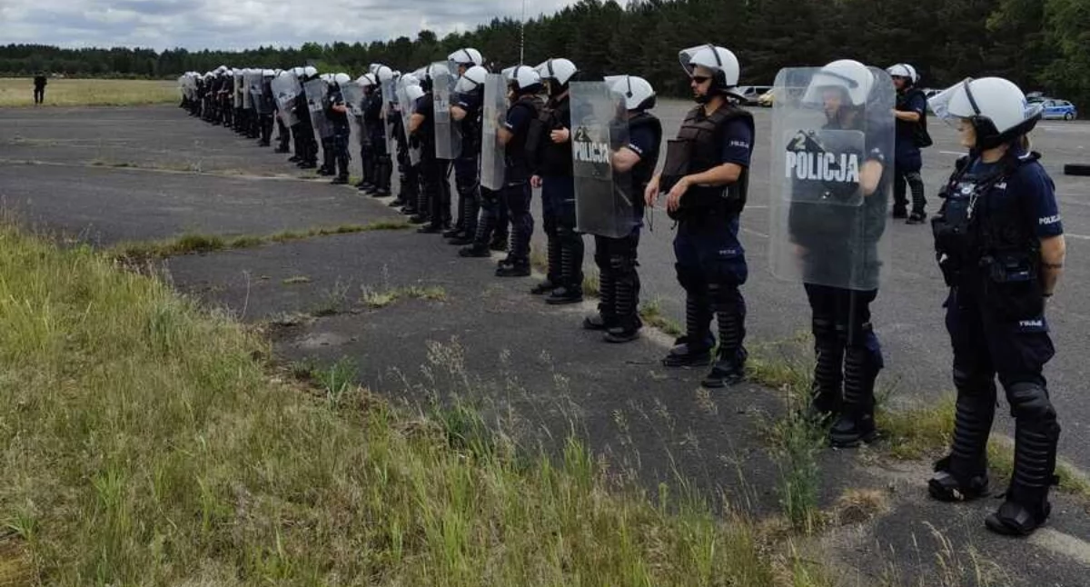 Policja, Potężne siły policji lotnisku Borsku! - zdjęcie, fotografia