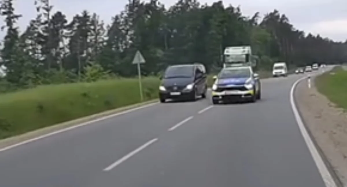 Policja, Kierowca radiowozu złamał prawo Wyprzedzał czołówkę - zdjęcie, fotografia