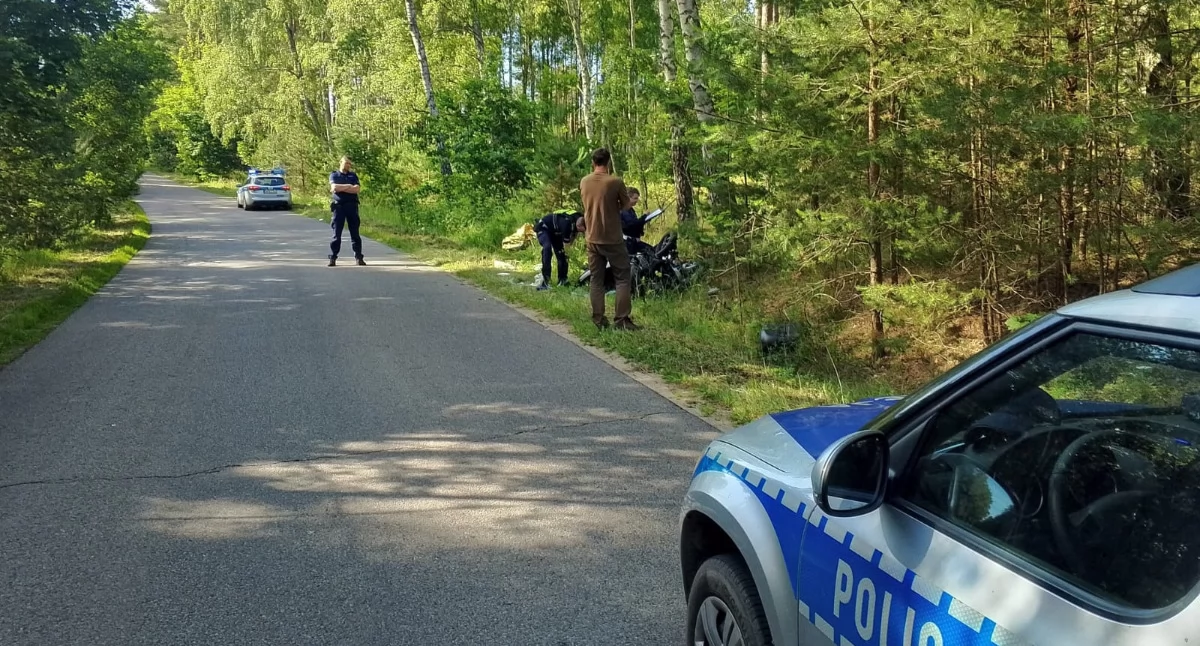 Wypadki, Motocyklista uderzył drzewo! Trafił szpitala! - zdjęcie, fotografia