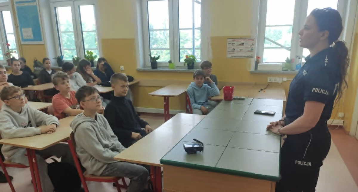 Szkoły podstawowe, Bezpieczne wakacje zaczynają szkole Policjanci Kościerzyna zajęciach profilaktycznych - zdjęcie, fotografia
