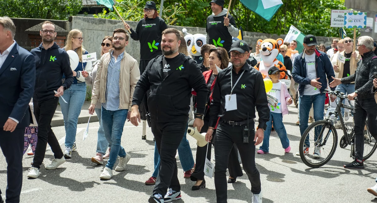 Imprezy, Urodzinowy korowód Kościerzynie Pokaz wspólnoty mieszkańców - zdjęcie, fotografia