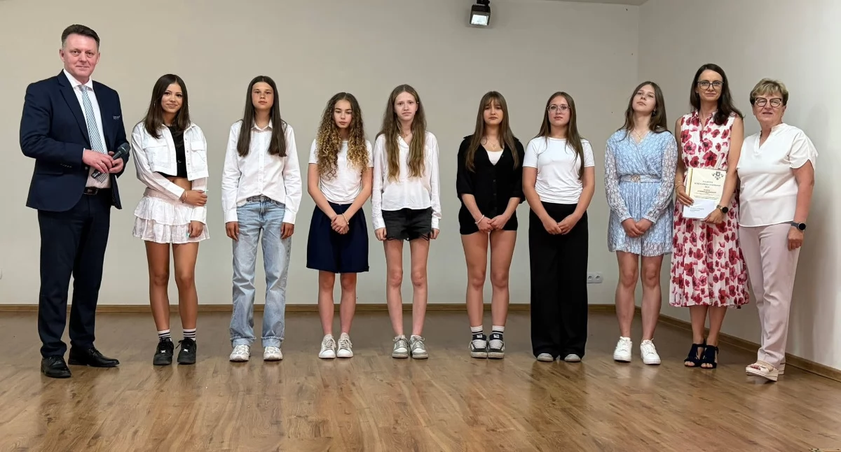 Szkoły podstawowe, Uroczyste wręczenie nagród uczniów Dziemianach - zdjęcie, fotografia
