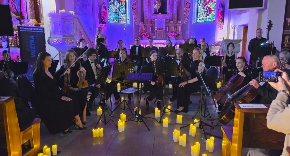 Rozmaitości, Muzyka filmowa kościele Dziemianach Koncert przyciągnął tłumy - zdjęcie, fotografia