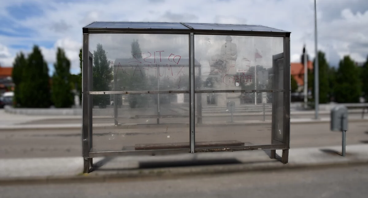 Kronika policyjna, latek niszczył przystanki Kościerzynie Uciekał przed policją! - zdjęcie, fotografia