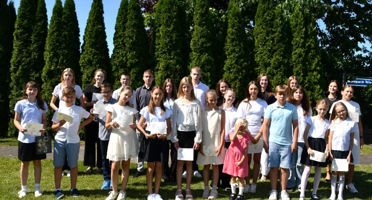 Stypendia, Nagrodzili najlepszych uczniów dwudziesta edycja stypendiów Liniewie - zdjęcie, fotografia