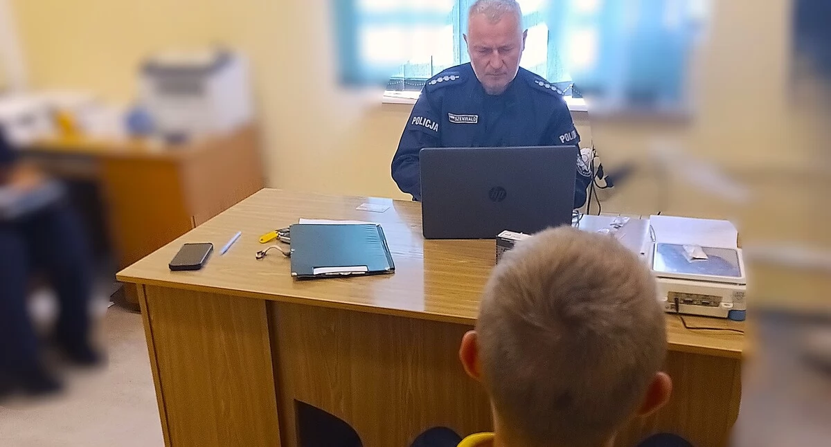 Kronika policyjna, latek wpadł narkotykami Policjanci znaleźli mieszkaniu metaamfetaminę - zdjęcie, fotografia