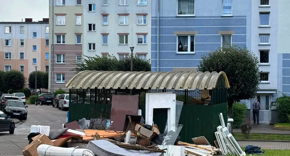 Ochrona środowiska i ekologia, Kościerzyna wypowiada wojnę „podrzucaczom” śmieci Fotopułapki mają złapać sprawców! - zdjęcie, fotografia