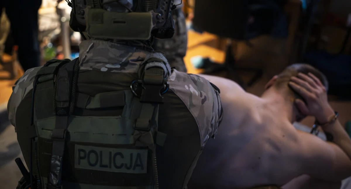 Służby w akcji, Akcja policji Rozbita grupa przestępcza wyłudzająca pieniądze! Zatrzymanie kościerskim - zdjęcie, fotografia
