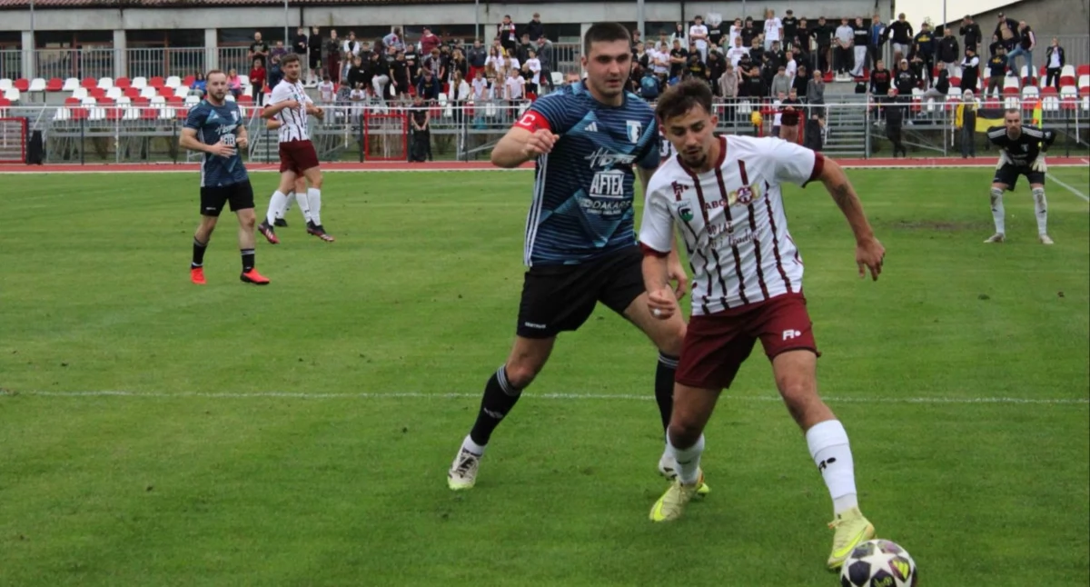 Piłka nożna, Pierwsza porażka Kaszubii sezonie Derby powiatu klasie! - zdjęcie, fotografia