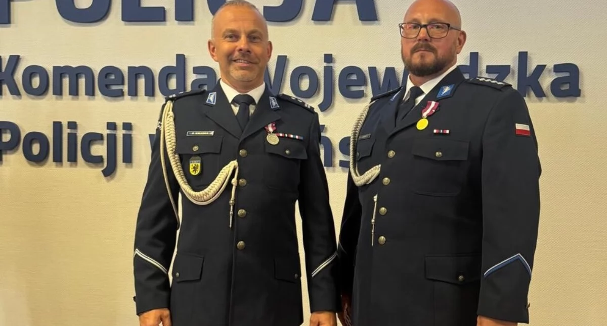 Ludzie i pasje, Ponad służbie Kierownik posterunku Karsinie uhonorowany złotym medalem - zdjęcie, fotografia