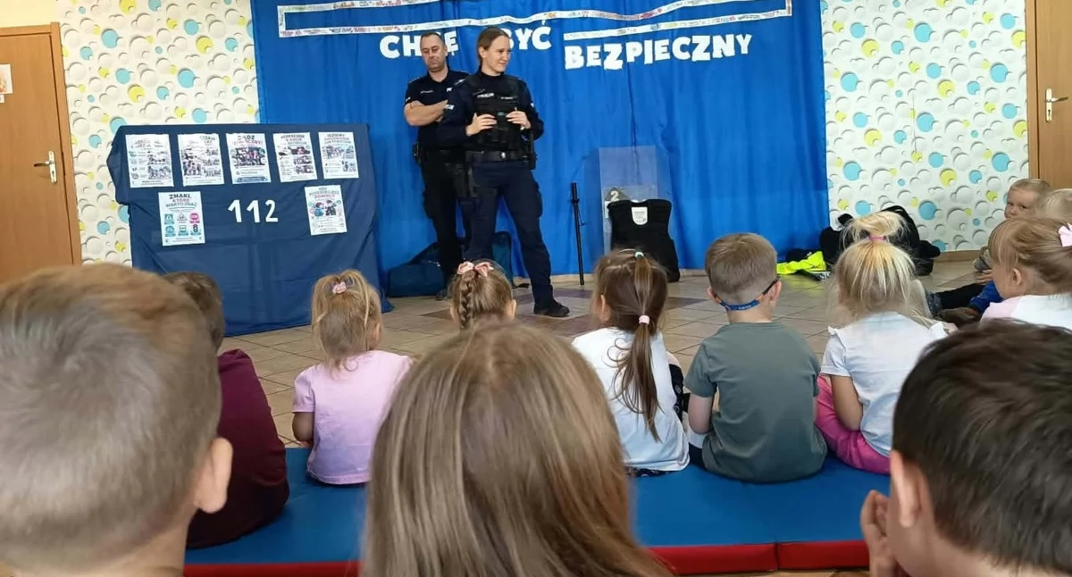 Przedszkola, Przedszkolaki Dziemian uczyły zasad bezpieczeństwa radiowóz pierwsza pomoc - zdjęcie, fotografia