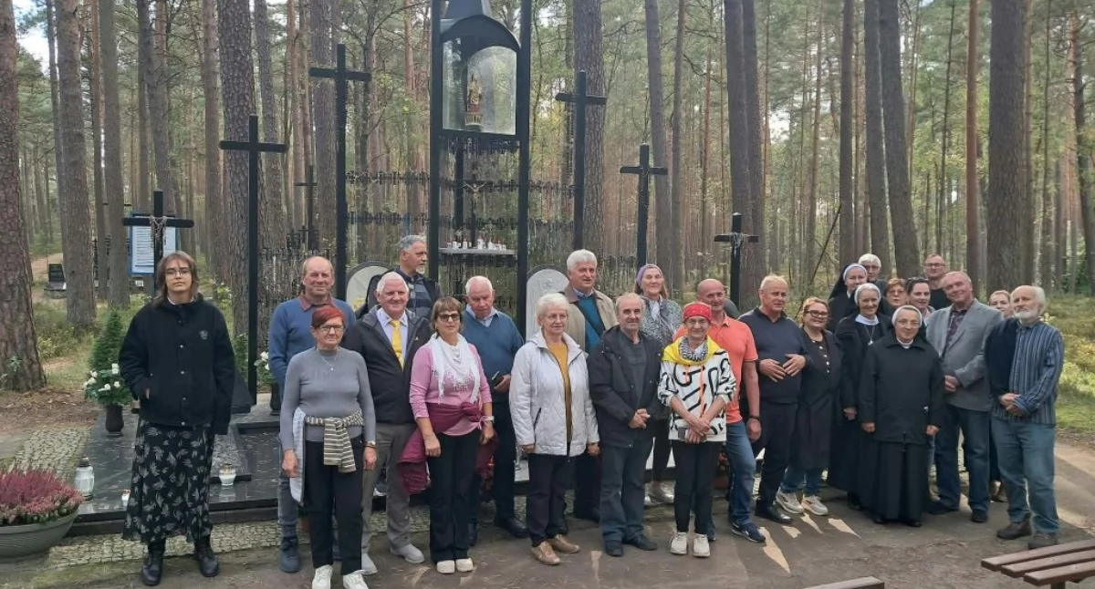 Kaszubszczyzna, Kaszubi Łubiany harcerze Piaśnicy Oddali hołd ofiarom zbrodni - zdjęcie, fotografia