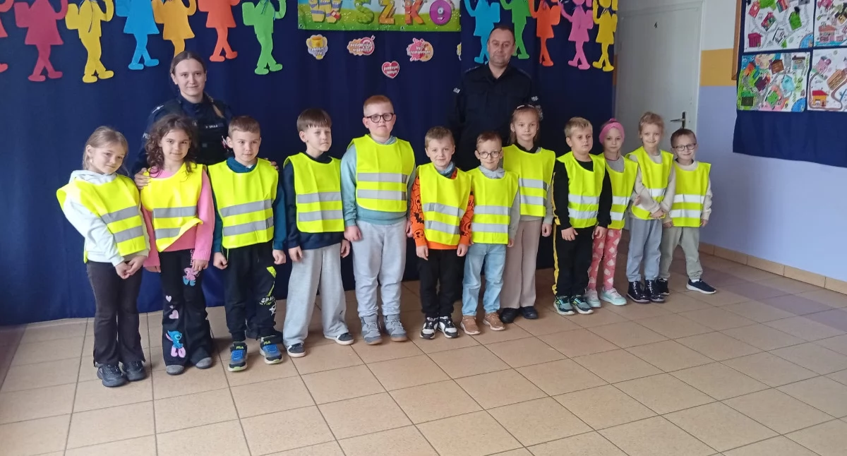 Policja, Policjanci odwiedzili uczniów Kaliszu Kaszubskim Przypomnieli bezpieczeństwie drodze - zdjęcie, fotografia