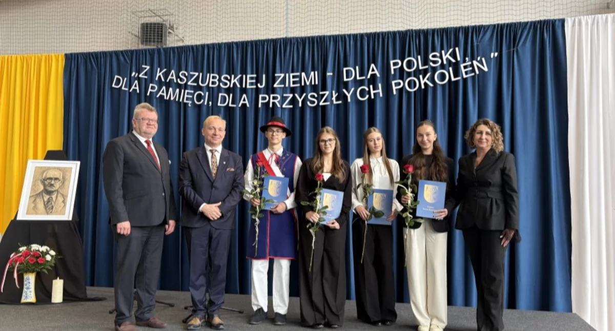 Stypendia, Stypendia wójta uczniów gminy Karczma Nagrody otrzymali nauczyciele - zdjęcie, fotografia