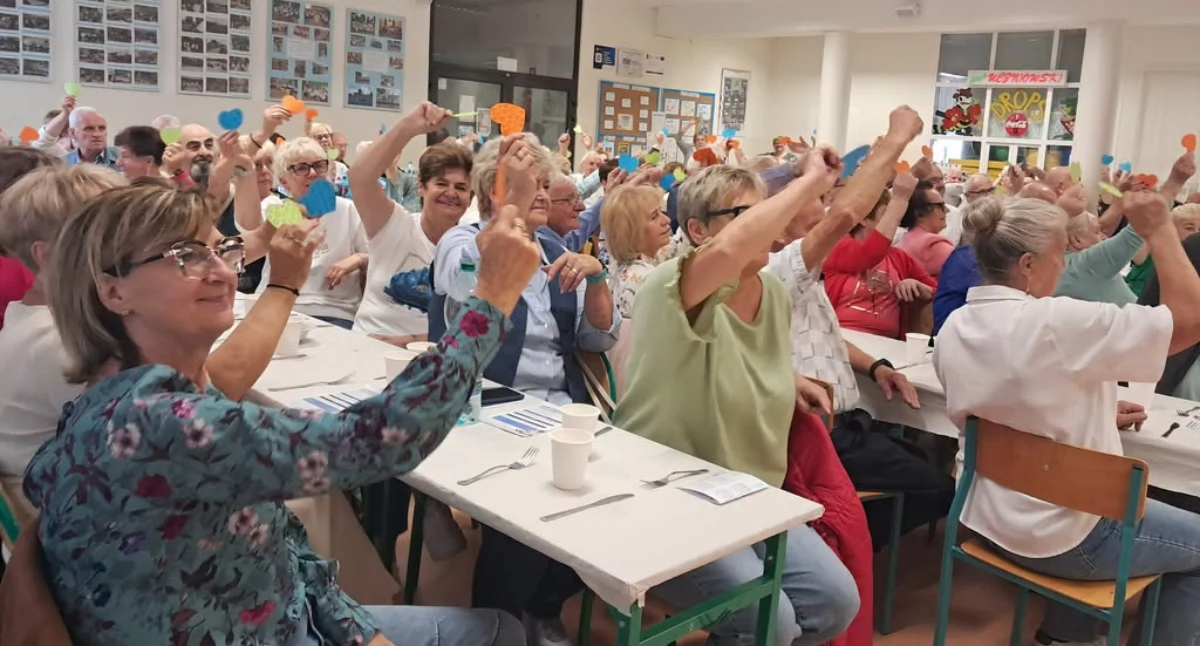Seniorzy, Ponad tysiąc seniorów świętowało Kościerzyna Były występy tańce wspólne spotkania - zdjęcie, fotografia