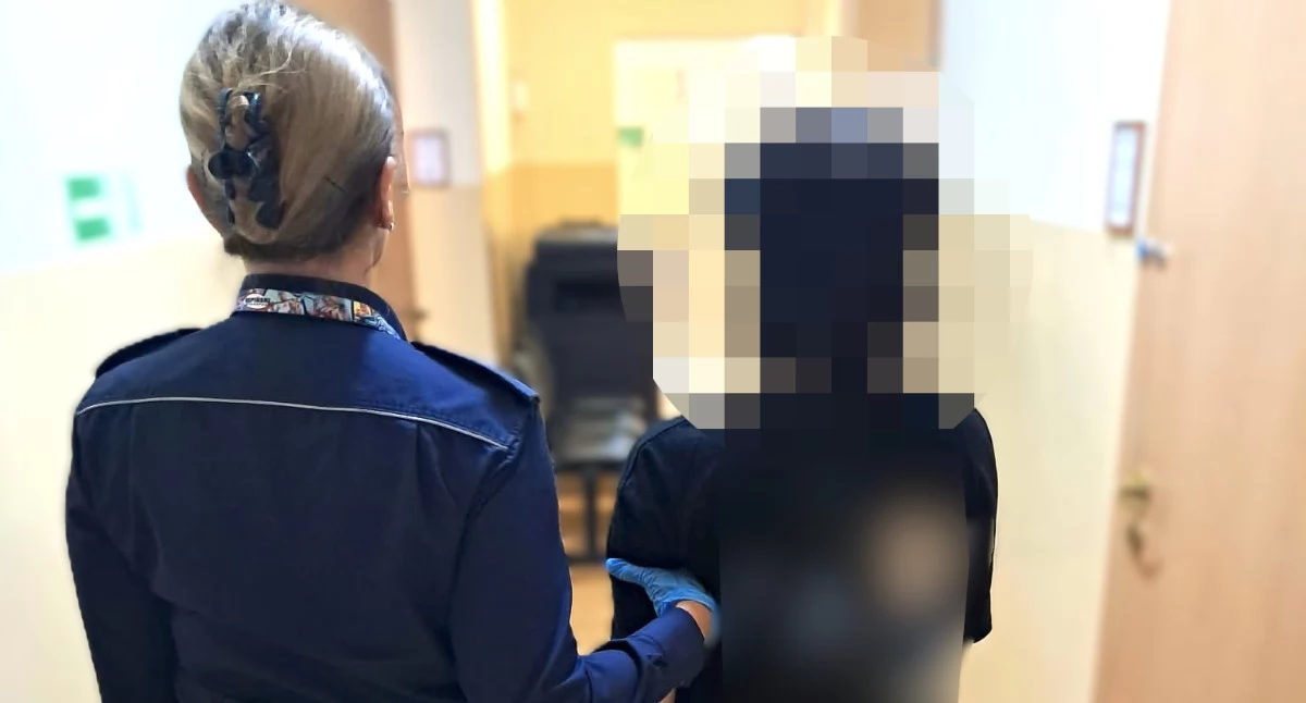 Kronika policyjna, Pracownica sklepu znajomy wyłudzali pieniądze fikcyjne zwroty butelek - zdjęcie, fotografia