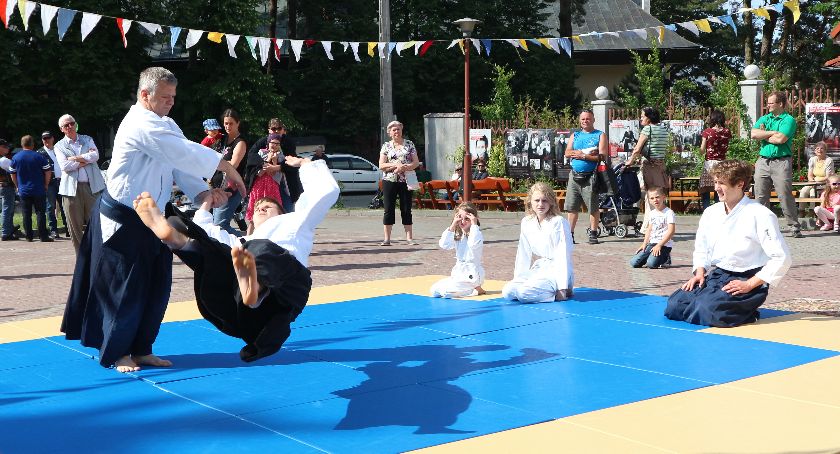 Zdjęcie Robert Gembal wykonuje technikę Aikido