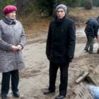 Wójt gminy Karsin Roman Brunke oraz sołtys sołectwa Karsn Zyta Czapiewska przy...