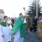 Poświęcenia wieńców dokonał ks. prałat Marian Szczypiński /fot. dad