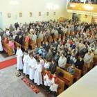 W uroczystości wprowadzenie relikwii do kościoła udział wziął tłum parafian i gości...