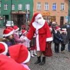 Mikołaje witali się z przybyłymi na rynek dziećmi /fot. dad