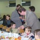 Uczestnicy spotkania z chęcią dzieli się opłatkiem i składali sobie życzenia /fot. dad