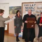 Nagrody za zdobycie pierwszego miejsca przedstawicielom szkoły wręczyli też zaproszeni...