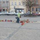 Mieszkańcy stawiają na rynku znicze /fot. dad