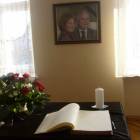 Chętni mogą składać swoje wpisy w księdze kondolencyjnej  /fot. dad