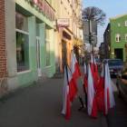 Ulice miasta pełne są flag przepasanych kirem /fot. dad