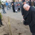 Symbolicznego posadzenia dębu dokonał między innymi Kazimierz Bereszyński /fot. dad