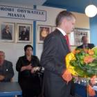 Burmistrz Marcin Modrzejewski po głosowaniu otrzymał kwiaty i gratulacje od radnych...