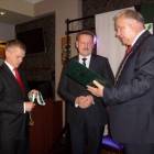 Insygnia honorowego obywatelstwa posłowi wręczyli burmistrz Marcin Modrzejewski oraz...