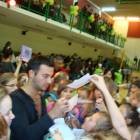 Stefano Terrazzino z chęcią podczas festiwalu rozdawał autografy /fot. dad