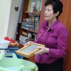 Wytwarzać papier czerpany uczestników zajęć uczy Teresa Preis /fot. dad