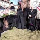Uroczystość zakończyła się złożeniem wiązanek kwiatów /fot. dad