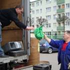 Ludzie oddawali różnego rodzaju urządzenia zasilane za pomocą prądu z gniazdka lub...