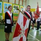 Ważną częścią programu było przekazanie nowego sztandaru szkole /fot. dad