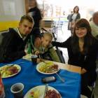 Kamil Budzyła z wolontariuszami - Joanną Smul i Witoldem Kutniewskim /fot. Longina Templin