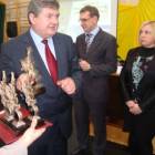 Podczas debaty wiceminister rolnictwa rozdał statuetki /fot. dad