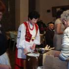 Uczestnicy imprezy mieli okazję między innymi uczestniczyć w pokazie wyrabiania masła...
