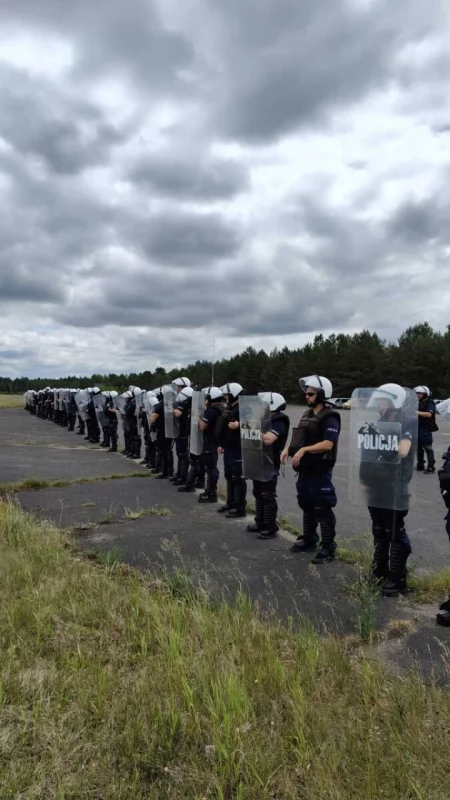 Potężne siły policji na lotnisku w Borsku!