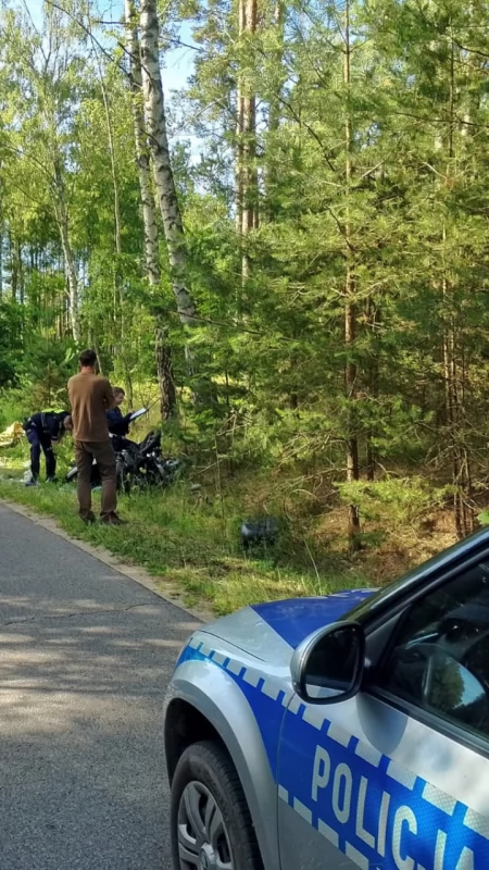 Motocyklista uderzył w drzewo! Trafił do szpitala!