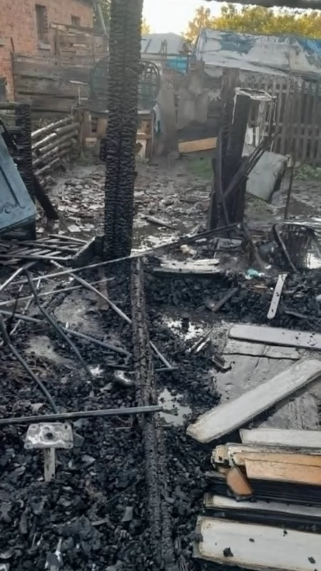 Sarnowy. Garaże i budynek gospodarczy strawione przez ogień!